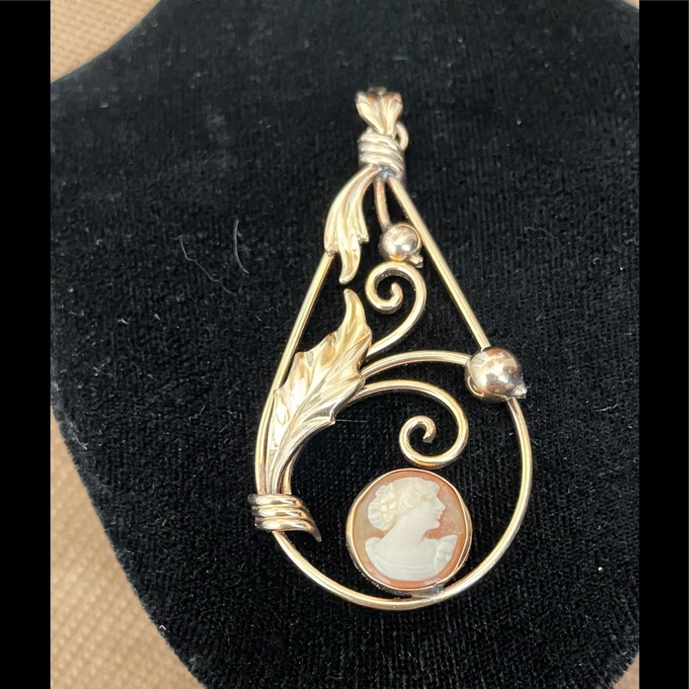Vintage Cameo 1/20 12k Gold Filled Leaf pendant.